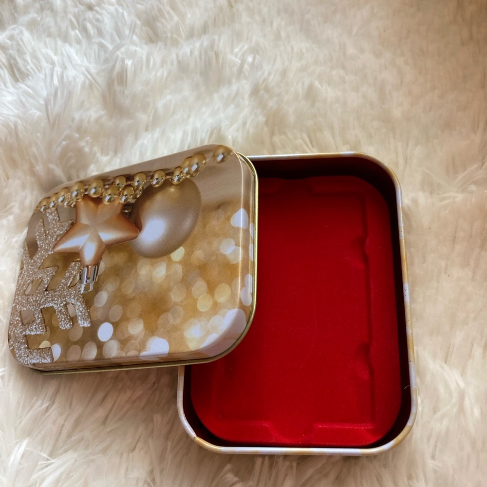 Gold ornaments meta gift card holder